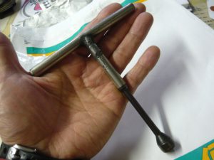 4気筒エンジンのエキパイほぼ専用Tレンチ